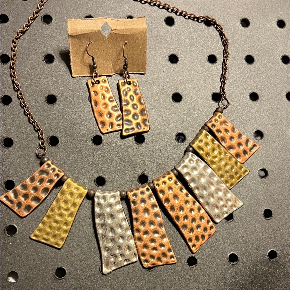 Elegant Multicolor Textured Necklace and Earring Set.  It looks gorgeous on!